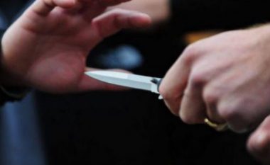 Nën kërcënimin e thikës i grabisin çantën me para e dokumente personale një personi në Prishtinë, rasti po hetohet