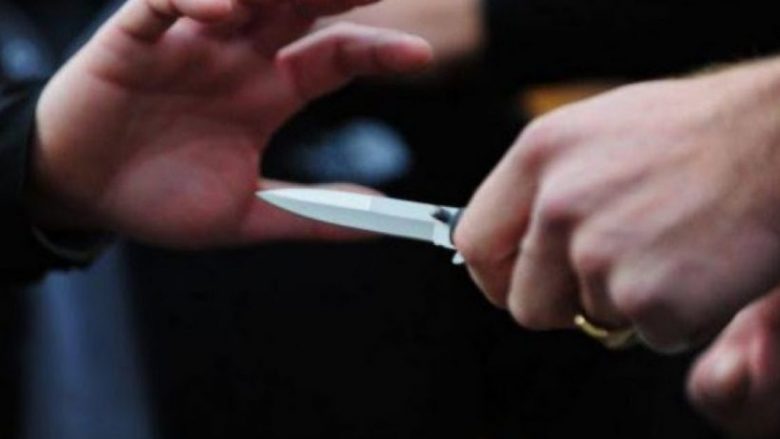 Theret me thikë një i mitur në Gjakovë, arratiset i dyshuari