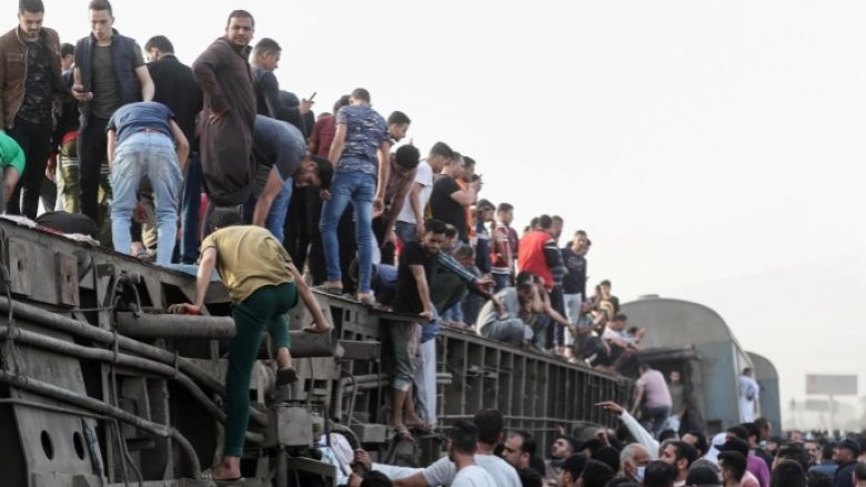 Treni doli nga shinat afër Kajros, të paktën tetë të vdekur