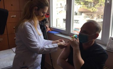 Edhe në Pejë filloi vaksinimi, vaksinohet drejtori Skender Dreshaj