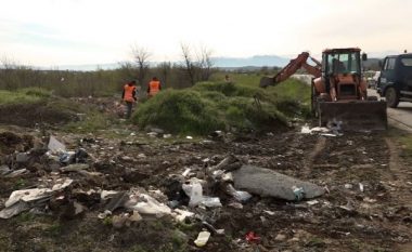 Në Ditën e Tokës pastrohet deponia inerte në Shkugëz