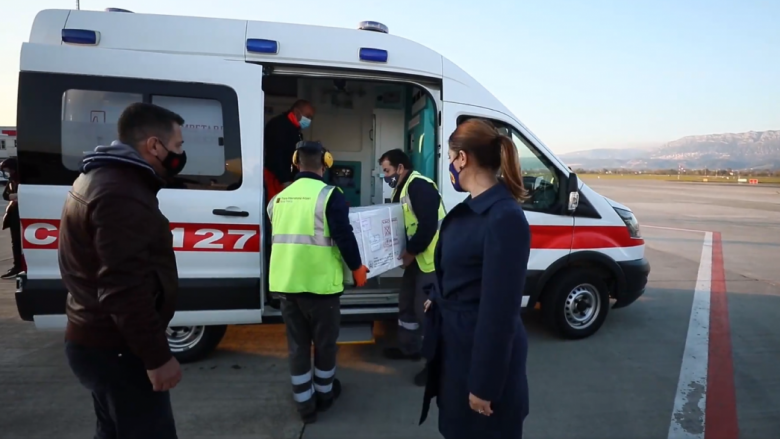 ​Mbërrijnë 50 mijë doza të tjera të vaksinës AstraZeneca në Shqipëri