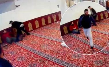 Momenti kur sulmohen me thikë besimtarët në xhaminë e Tiranës (Pamje të rënda)
