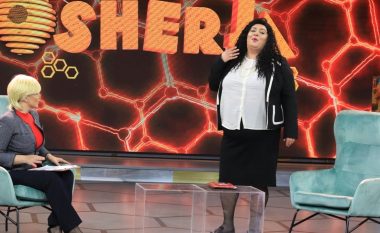 Valina Muçolli në rolin e Vjosa Osmanit, imiton presidenten në emisionin humoristik "Kosherja"