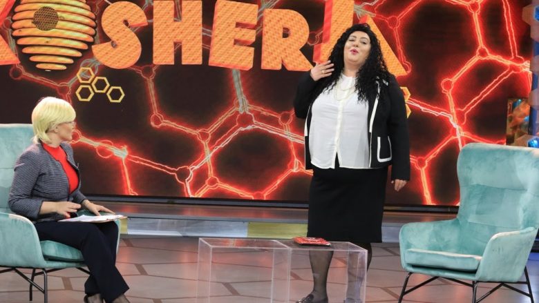 Valina Muçolli në rolin e Vjosa Osmanit, imiton presidenten në emisionin humoristik “Kosherja”