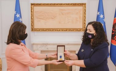​Osmani ia dorëzon kopjen e dekoratës “Urdhri Hero i Kosovës” familjes së Agim Ramadanit