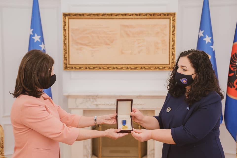 ​Osmani ia dorëzon kopjen e dekoratës “Urdhri Hero i Kosovës” familjes së Agim Ramadanit