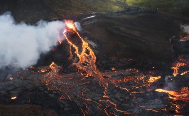 Erupsioni i vullkanit në Islandë tërheq mijëra turistë që bëjnë fotografi shumë pranë llavës