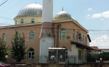 Kishte më shumë se 10 persona në faljen e xhumasë – policia dënon imamin e xhamisë në Kamenicë