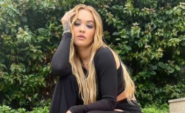 Rita Ora zgjedh ngjyrën rozë për paraqitjen e radhës, josh fansat me pozat atraktive