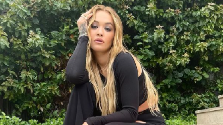 Rita Ora zgjedh ngjyrën rozë për paraqitjen e radhës, josh fansat me pozat atraktive