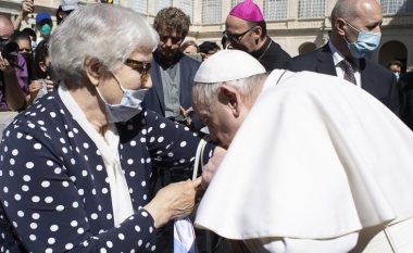 Papa Françesku puthi tatuazhin në krahun e gruas që i mbijetoi Auschwitzit
