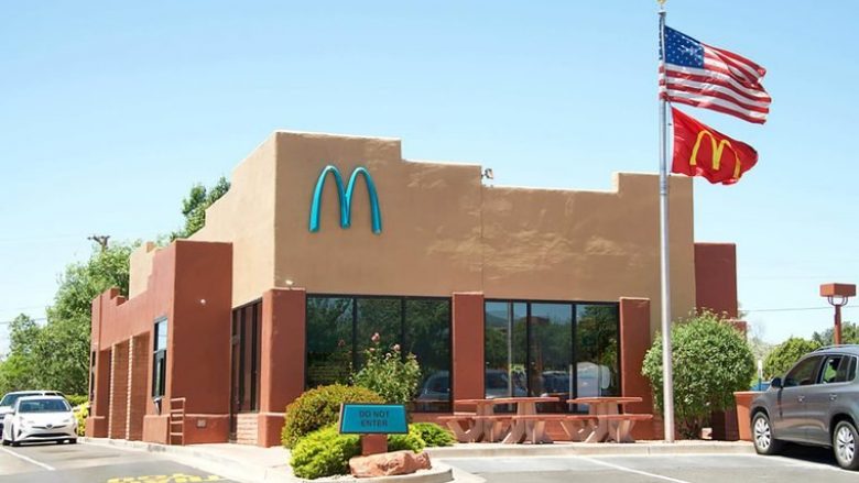 Vetëm një restorant i McDonald’s në botë ka një logo ndryshe nga të tjerët – dhe arsyeja është e çuditshme!