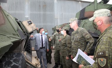 Mehaj inspekton donacionin e ri amerikan të automjeteve të blinduara ushtarake dhe stërvitjet në poligonin e qitjes në KDS