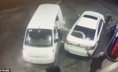 Tentojnë ta plaçkitin burrin që ishte ndalur në pompë për ta mbushur me veturën, pendohen keq – kiliani i lanë me benzinë
