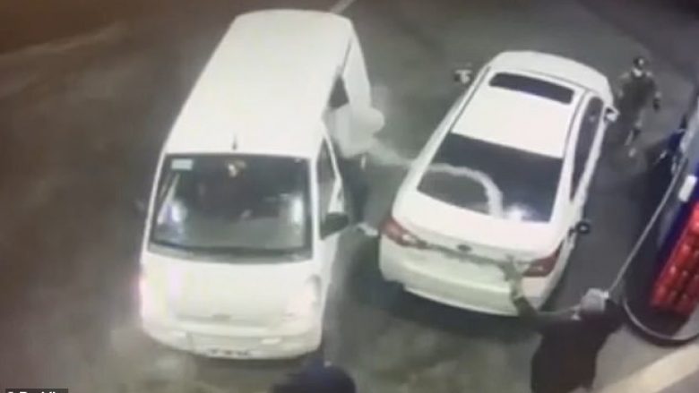 Tentojnë ta plaçkitin burrin që ishte ndalur në pompë për ta mbushur me veturën, pendohen keq – kiliani i lanë me benzinë