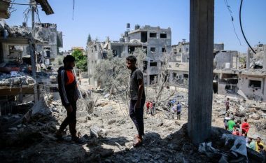 Djaloshi 5-muajsh shpëtohet nga rrënojat e ndërtesës së shkatërruar nga sulmet ajrore në Gaza, por të njëjtin fat nuk e kishte familja e tij