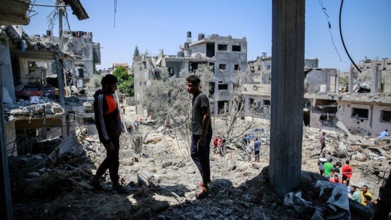 Djaloshi 5-muajsh shpëtohet nga rrënojat e ndërtesës së shkatërruar nga sulmet ajrore në Gaza, por të njëjtin fat nuk e kishte familja e tij