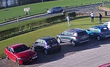 Me top golfi godet veturën, largohet nga vendi i ngjarjes me shpejtësi – publikohen pamjet e këtij veprimi në Leden të Britanisë