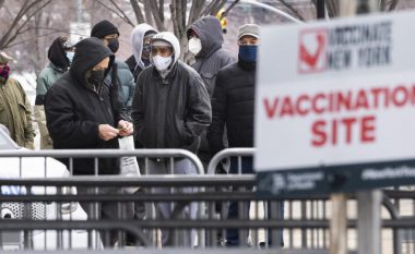Guvernatori i New Yorkut porosit: Personat e vaksinuar nuk kanë nevojë të bartin maska, po i rikthehemi normalitetit