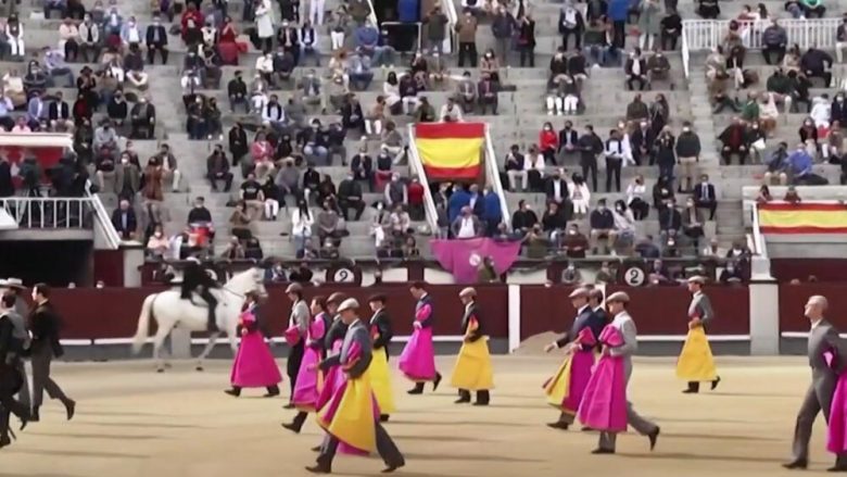 Rikthehen ndeshjet me dema, pas më shumë se një viti pauzë si pasojë e COVID-19 – 6 mijë spanjollë ia mësyjnë arenës “Las Ventas” 