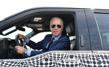 Biden me dozë humori shmang pyetjen për Izraelin: Mund të më pyesni nëse më dilni para veturës