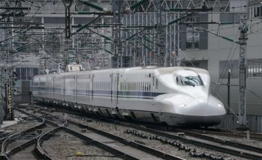 Shoferi japonez i trenave të shpejtë nën hetime, la konduktorin e pakualifikuar pranë timonit për të shkuar në tualet – e “tradhtoi” vonesa