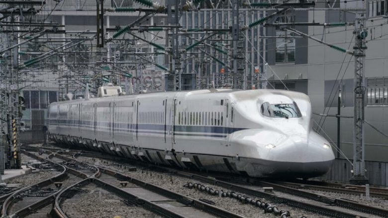 Shoferi japonez i trenave të shpejtë nën hetime, la konduktorin e pakualifikuar pranë timonit për të shkuar në tualet – e “tradhtoi” vonesa