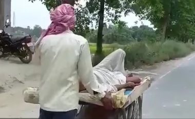 Videoja që tregon gjendjen reale me COVID-19 në Indi, nuk i doli në ndihmë autoambulanca – burri e dërgon babanë në spital me karrocë druri
