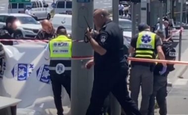 Plagos me thikë një ushtar izraelit dhe një civil në Jerusalem, policia qëllon për vdekje sulmuesin – pamje nga vendi i ngjarjes