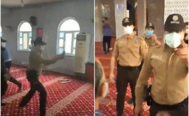 U ndaluan tubimet në ambiente të mbyllura, besimtarët myslimanë në Turqi i shpërfillin urdhrat – ndërhyn policia për t’i shpërndarë në xhami