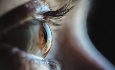 Zbulimi revolucionar i shkencëtarëve, burrit të verbër i kthehet pjesërisht shikimi – gjithçka ndodhi falë terapisë me proteina të algave