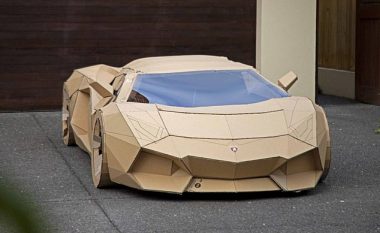YouTuberi prodhon Lamborghini Aventadorin nga kartoni, e shet për 10 mijë dollarë – paratë e mbledhura nga shitja i jep për bamirësi