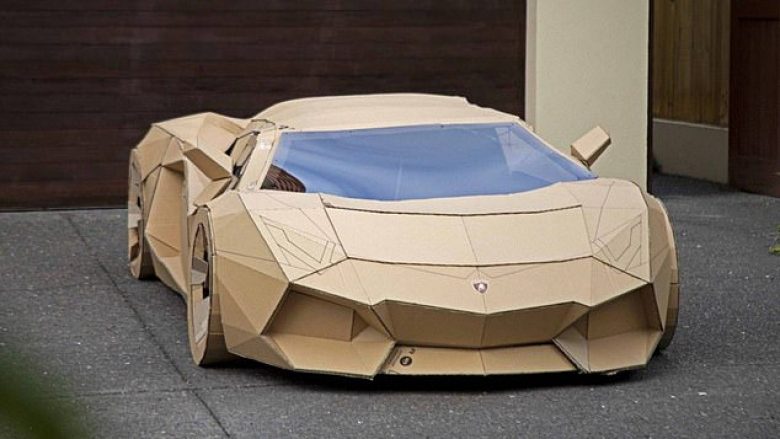 YouTuberi prodhon Lamborghini Aventadorin nga kartoni, e shet për 10 mijë dollarë – paratë e mbledhura nga shitja i jep për bamirësi