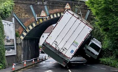 Derisa u fut në tunel kamioni u përplas për muri dhe përfundoi mbi furgonin që lëvizte nga kahja e kundërt, policia britanike publikon pamjet