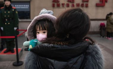 Kina i jep fund politikave kufizuese sa i përket krijimit të familjes, më herët çiftet lejoheshin të sillnin në jetë dy fëmijë – tani do të mund t’i kenë nga tre