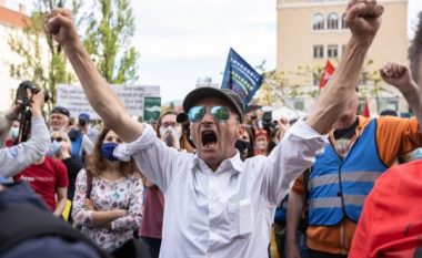Sllovenët protestojnë kundër kryeministrit, në prag të marrjes së presidencës së BE-së