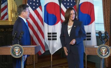Zëvendëspresidentja amerikane takohet me presidentin jugkorean, pas shtrëngimit të duarve filmohet duke “fshirë” dorën