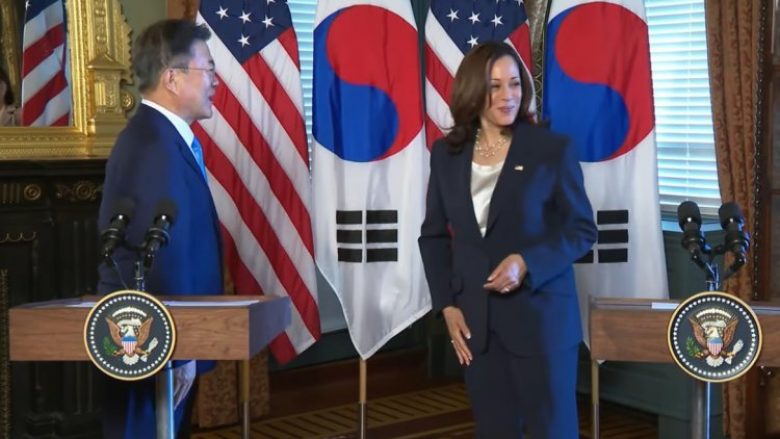 Zëvendëspresidentja amerikane takohet me presidentin jugkorean, pas shtrëngimit të duarve filmohet duke “fshirë” dorën