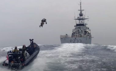 Marina mbretërore e Britanisë me stërvitje të jashtëzakonshme në det, me “kostumin fluturues” shëtisin nga njëra anije në tjetrën