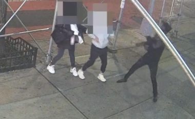 E godet me çekan në kokë, aziatikja sulmohet në Nju Jork – gjithçka ndodhi vetëm pse refuzoi ta heq maskën