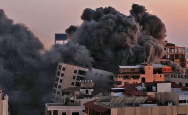 Momenti kur shembet ndërtesa në Gaza pas sulmeve izraelite me raketa