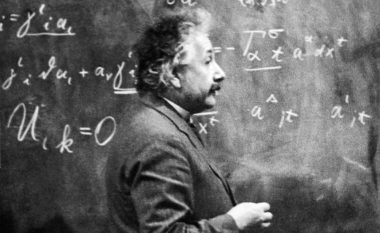 Letra e Albert Ajnshtajnit me ekuacionin e famshëm të shkruar nga dora e tij shitet për 1.2 milion dollarë