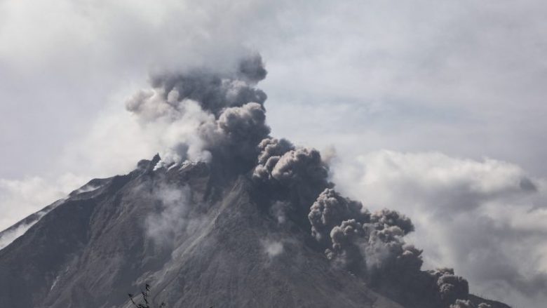 Shpërthen vullkani në Sumatra, urdhërohet evakuimi i njerëzve