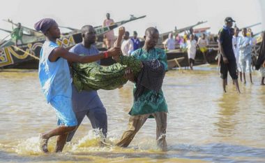Trupat e më shumë se 70 viktimave të një anijeje u nxorën në Nigeri