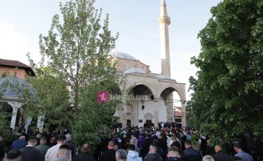 Besimtarët musliman kthehen në xhami për të falur Fitër Bajramin