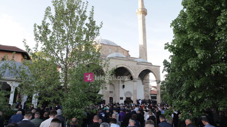 Besimtarët musliman kthehen në xhami për të falur Fitër Bajramin