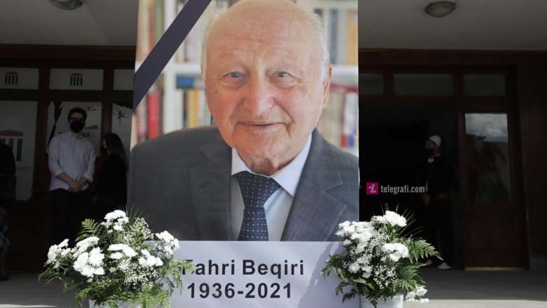 Bëhen homazhe për të ndjerin Fahri Beqiri në Teatrin Kombëtar