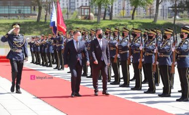 Ministri i Mbrojtjes së Shqipërisë pritet me ceremoni të lartë shtetërore në Kosovë
