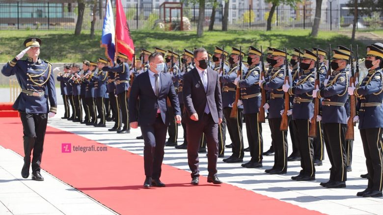 Ministri i Mbrojtjes së Shqipërisë pritet me ceremoni të lartë shtetërore në Kosovë